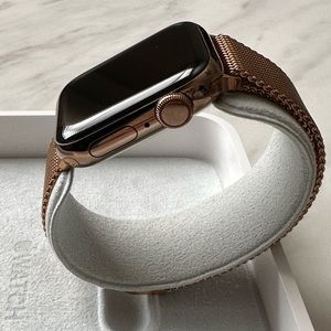 Series 4 Gold Stainless Steel 40mm Apple Watch with Accessories
